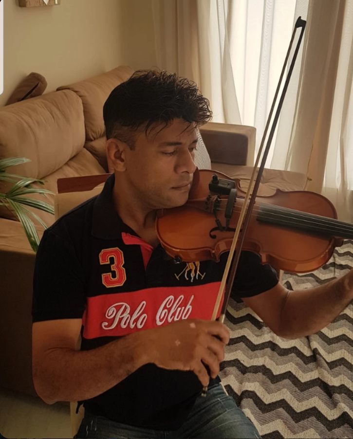 Evanei Gabriel tocando violino