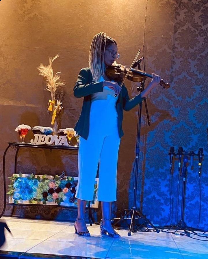 Jéssica Amanda tocando violino em uma apresentação